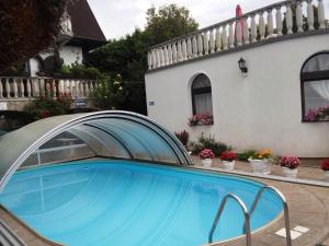 凯斯特海伊Steinhaus Bed & Breakfast的房屋前的游泳池
