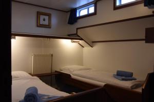 阿姆斯特丹MPS Flora的带2扇窗户的小客房内的2张床