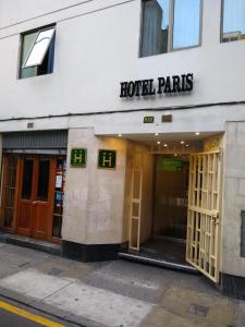 利马利马巴黎酒店的带有读取酒店巴黎标志的酒店大楼