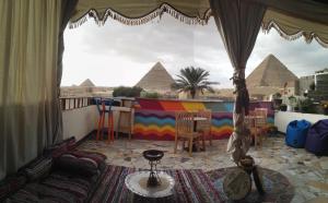 开罗Atlantis pyramids inn的享有金字塔美景的阳台