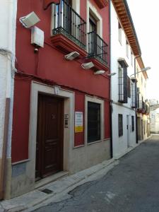 乌贝达-2-COMO EN CASA, en centro historico de Ubeda的街上有门的红色建筑