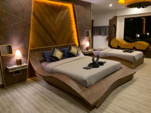 涛岛AC 2 Resort的配有两张床的旅馆客房
