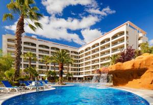 萨洛H10萨鲁公主酒店的一个带游泳池和水滑梯的度假村