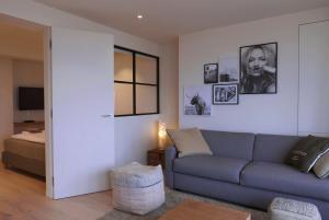 奥斯坦德Appartement met Zeezicht的客厅配有沙发和1张床