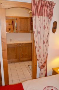 萨莫安斯ECRINS ETOILE C9的厨房配有木制橱柜和窗帘
