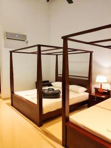 卡特勒格默Livinya Holiday Resort的一间卧室配有两张双层床和灯