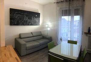 维罗纳Appartamenti Giada的带沙发和窗户的客厅