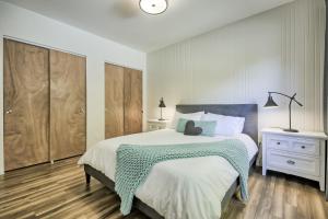 圣阿黛拉Modern Chalet with Mountain and Lake view by Reserver.ca的一间卧室配有一张带绿色和白色毯子的床