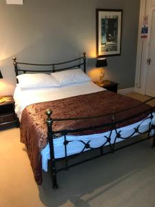 德比Durham Ox Ilkeston的卧室内的一张大床,配有两盏灯