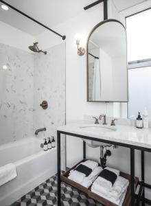 雷夫尔斯托克Eleven Revelstoke Lodge的一间带水槽、浴缸和镜子的浴室