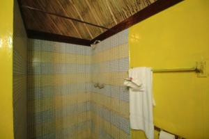 Bullet Tree FallsCohune Palms River Cabanas的黄色的浴室设有毛巾和淋浴