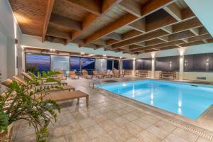 阿拉霍瓦多莫特阿尼莫里亚山度假酒店的一座配有桌椅的酒店游泳池