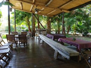 成功镇马可楼民宿的餐厅设有木桌、椅子和天花板