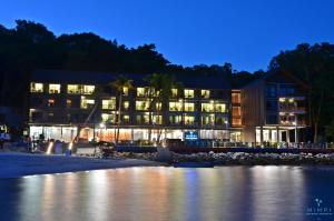 停泊岛敏披佩汉田安度假村的海滩上的酒店