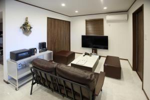 冈山Touchian的客厅配有沙发和桌子