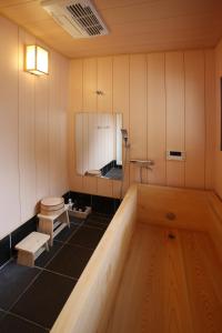 冈山Touchian的带浴缸、卫生间和镜子的浴室