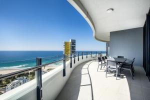 黄金海岸海浪度假酒店的一个带桌椅的海景阳台