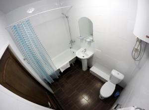 彼尔姆Hotel Azia的带浴缸、盥洗盆和卫生间的浴室