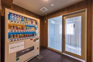 熊谷熊谷路途酒店 的苏打水室里的自动售货机