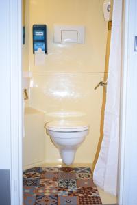 布尔日HotelF1 Bourges Le Subdray的一间带卫生间的浴室,铺有瓷砖地板。