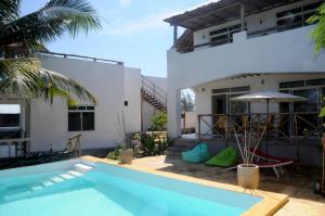 吉汶瓦Maisha Marefu Apartments的一座带游泳池和房子的别墅