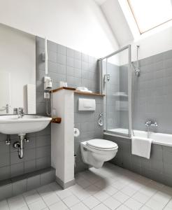 汉堡STAY Boardinghouse Flottbek的浴室配有卫生间、盥洗盆和淋浴。