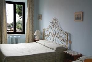 冈多菲堡卢西亚庞内里住宿加早餐旅馆的一间卧室设有两张床和窗户。
