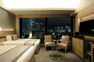 东京京阪築地银座格兰德酒店的酒店客房设有两张床和大窗户。