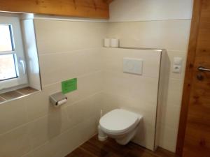 费尔兹姆斯Gsenghof的白色的浴室设有卫生间和窗户。