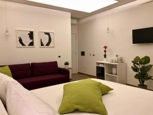 庞贝Residenza Madonna的客厅配有床和沙发