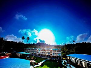 卜山Hummingbird Resort的棕榈树和阳光度假村的景色