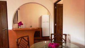 锡瓦塔塔内霍Hotel la Quinta de Don Andres的一间带玻璃桌和冰箱的用餐室