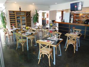 兰卡瓜安第斯海酒店的一间带桌椅的餐厅和一间酒吧