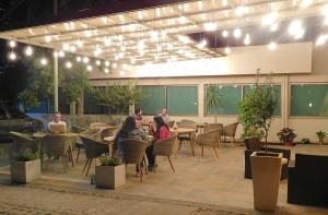 兰卡瓜安第斯海酒店的坐在庭院桌子上的一群人