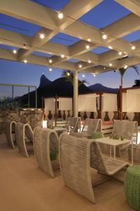 里约热内卢优2里约热内卢因特西迪酒店的庭院在晚上配有藤椅和桌子
