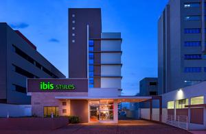 里贝朗普雷托ibis Styles Ribeirao Preto Braz Olaia的带有读取Hos Suites的标志的建筑