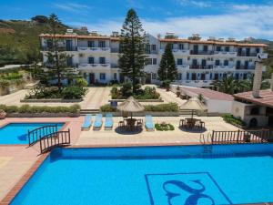 阿齐亚佩拉加斯皮罗斯索拉家庭酒店及公寓的一个游泳池,酒店背景