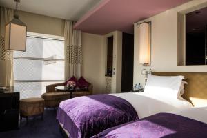 卡萨布兰卡卡萨布兰卡布兰奇索菲特大酒店的酒店客房设有两张床和窗户。