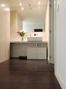 里斯本YingYing Apartamento with a free parking space的一间带水槽和白色台面的浴室