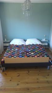 迪温特Sfeervolle woning dichtbij centrum Deventer的卧室里一张床上有五颜六色的被子