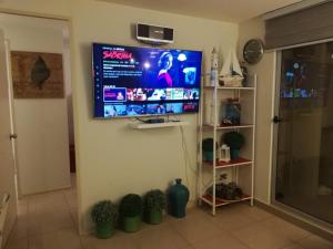 阿尔加罗沃Costa Algarrobo Norte的客厅设有壁挂式平面电视。
