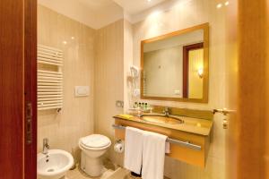 罗马奥古斯塔鲁西拉宫酒店的一间带水槽、卫生间和镜子的浴室