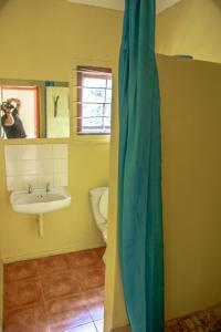 爱德华港库伯波伊河旅馆的一间带水槽和卫生间的浴室
