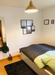 腓特烈港Ferienwohnung Mila am Bodensee nähe Messe的一间卧室配有一张床和盆栽植物