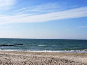 奥茨塞巴德·迪尔哈根SONNENSEGEL App Nr 04 max 3 Pers的享有大海和码头景致的海滩