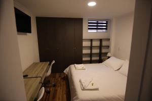安托法加斯塔Aparthotel Don Alonso的小房间设有一张床和一张书桌