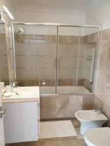 波尔图Lux Ribeira - ALL INCLUDED的带淋浴、盥洗盆和卫生间的浴室