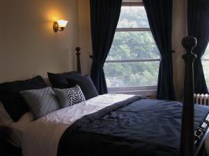 汉密尔顿McBayne House的一间卧室配有床和带窗帘的窗户