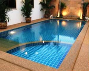 卡塔海滩小卡塔度假酒店的一座蓝色瓷砖的游泳池