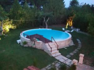 奥里亚Masseria Lapica的享有庭院游泳池的顶部景色